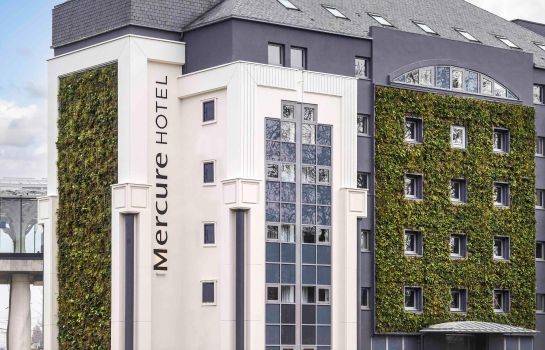 La façade verte de l'hôtel Mercure Centre Gare de Nantes se démarque