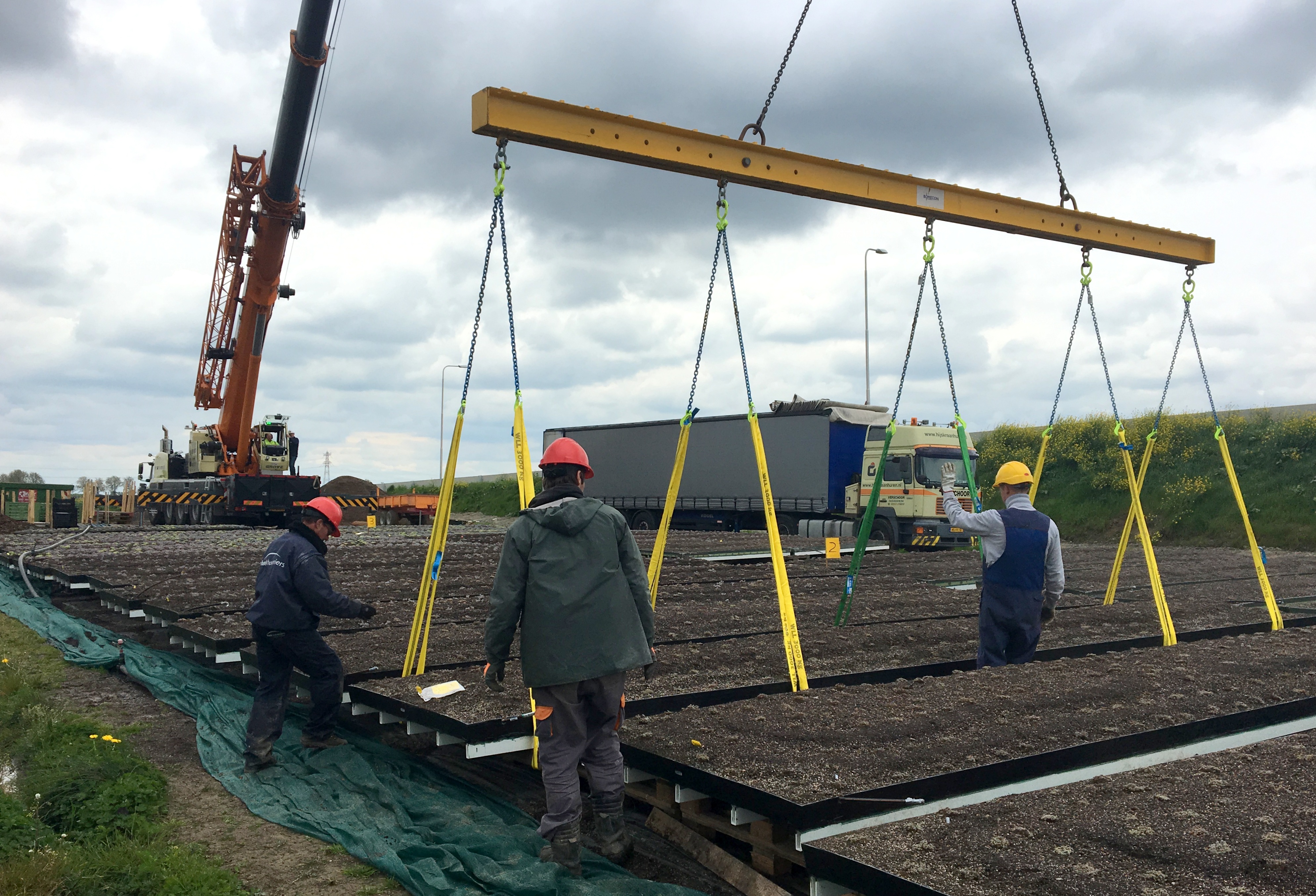 Laden plantenbakken op kwekerij Sempergreen