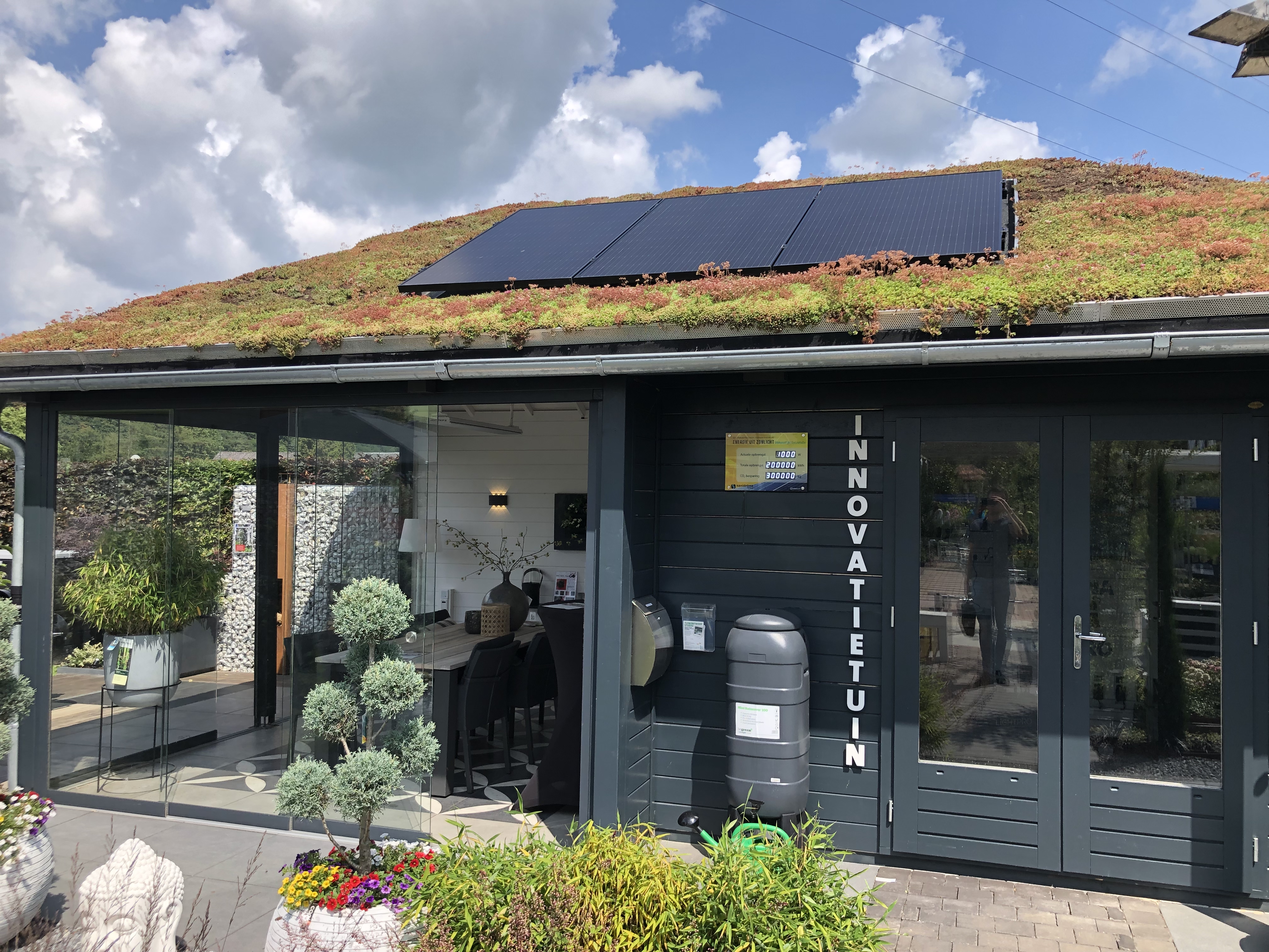 Het tuinhuis is voorzien van een groendak en zonnepanelen Het tuinhuis is voorzien van een groendak en zonnepanelen