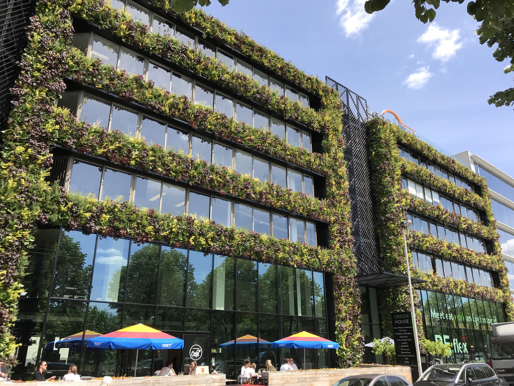 De prachtige groene gevel van Greenhouse Antwerp