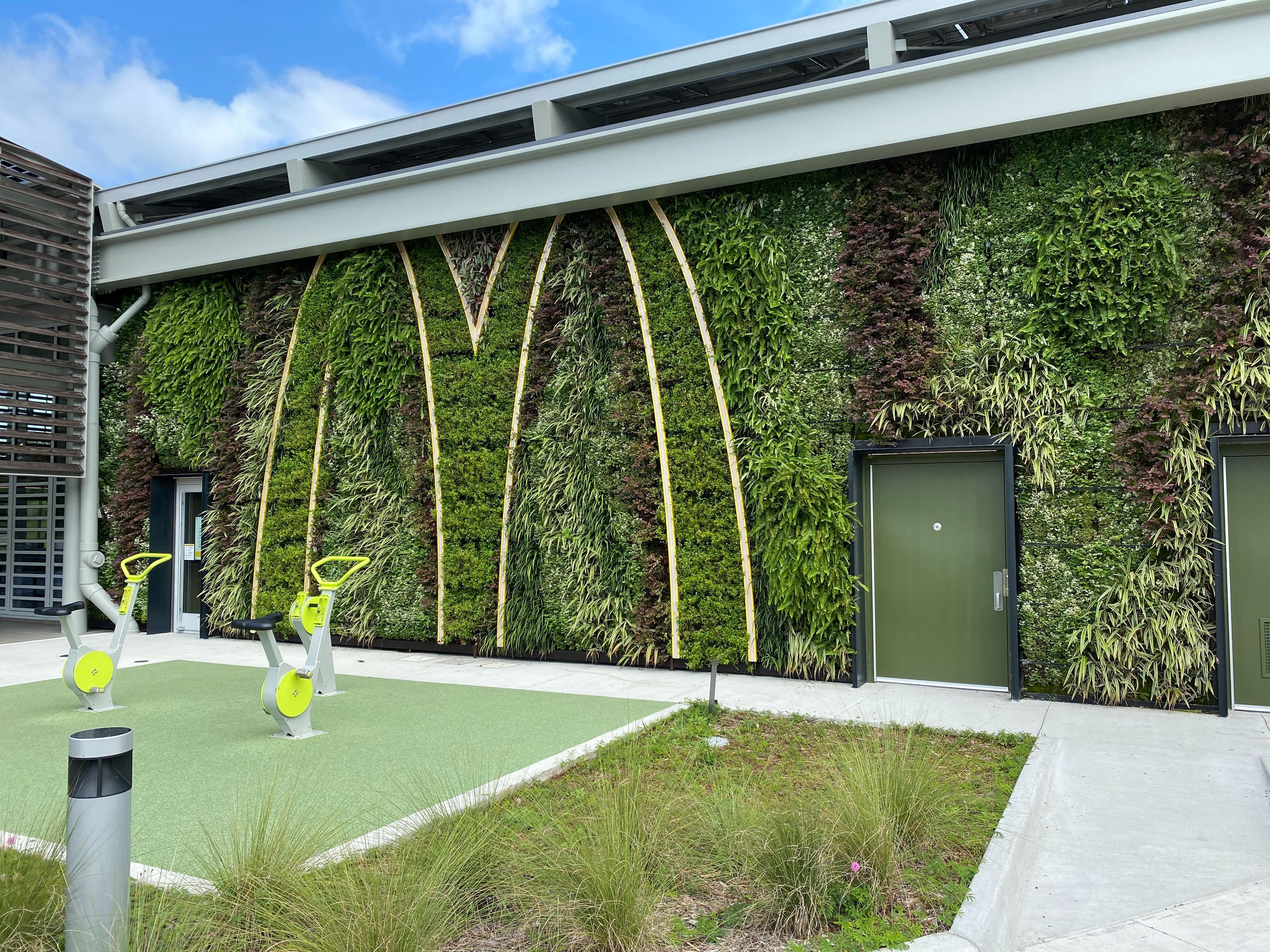 Des murs végétaux sur un restaurant McDonald’s à bilan énergétique neutre, à Disney World en Floride