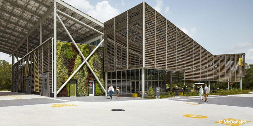 Het toegangsplein van McDonald’s is voorzien van twee SemperGreenwalls. Het toegangsplein van McDonald’s is voorzien van twee SemperGreenwalls.