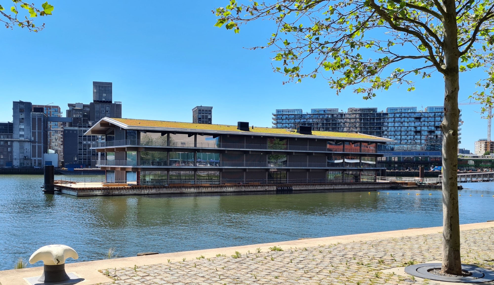 Floating Office Rotterdam vanaf de waterkant