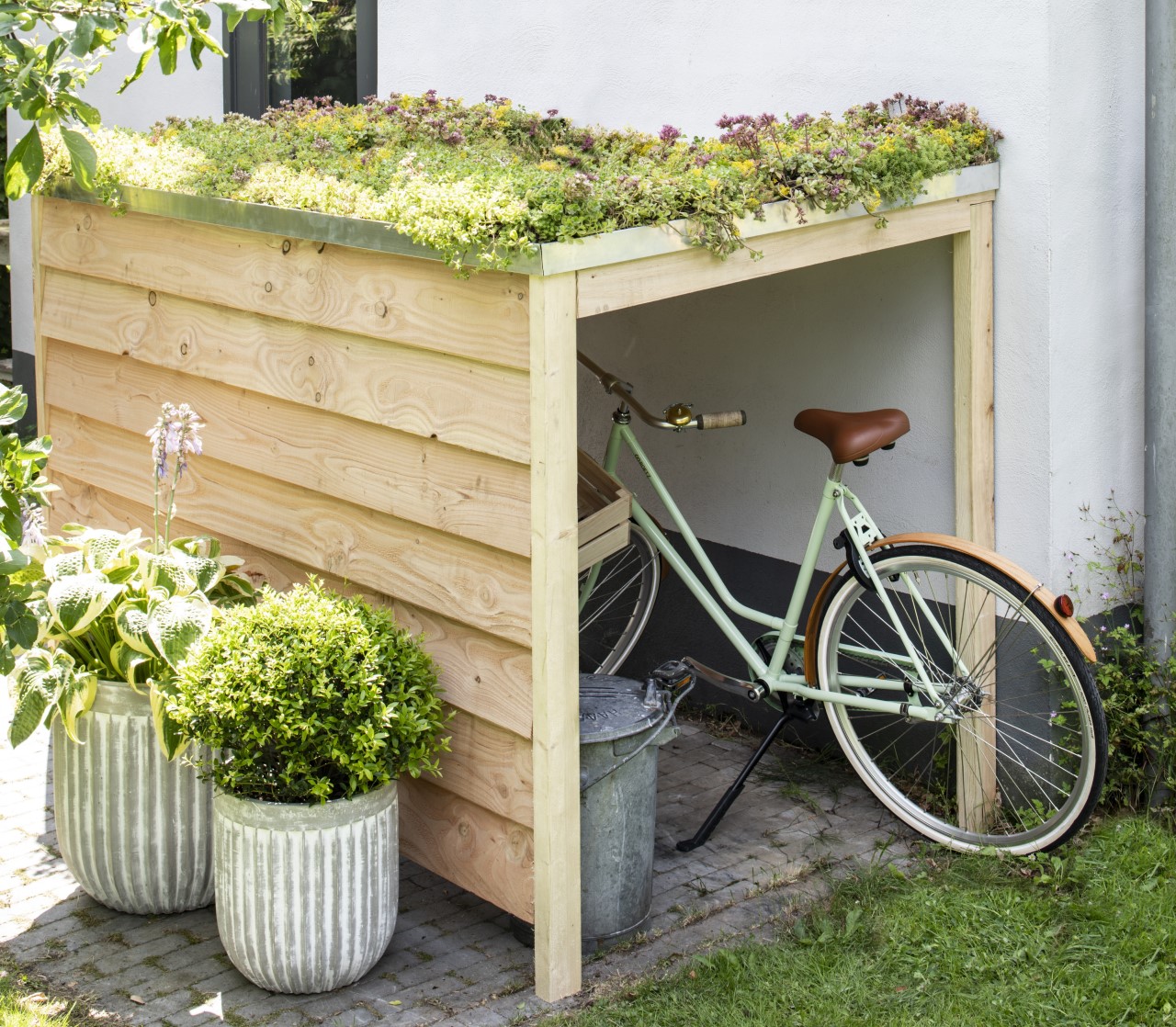 Een lichtgewicht Sedumdak van Sedum-cassettes op een fietsenschuurtje