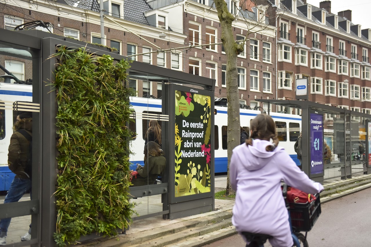Marquesina de tranvía verde con autorriego y sistema de almacenamiento de agua de lluvia en Amsterdam