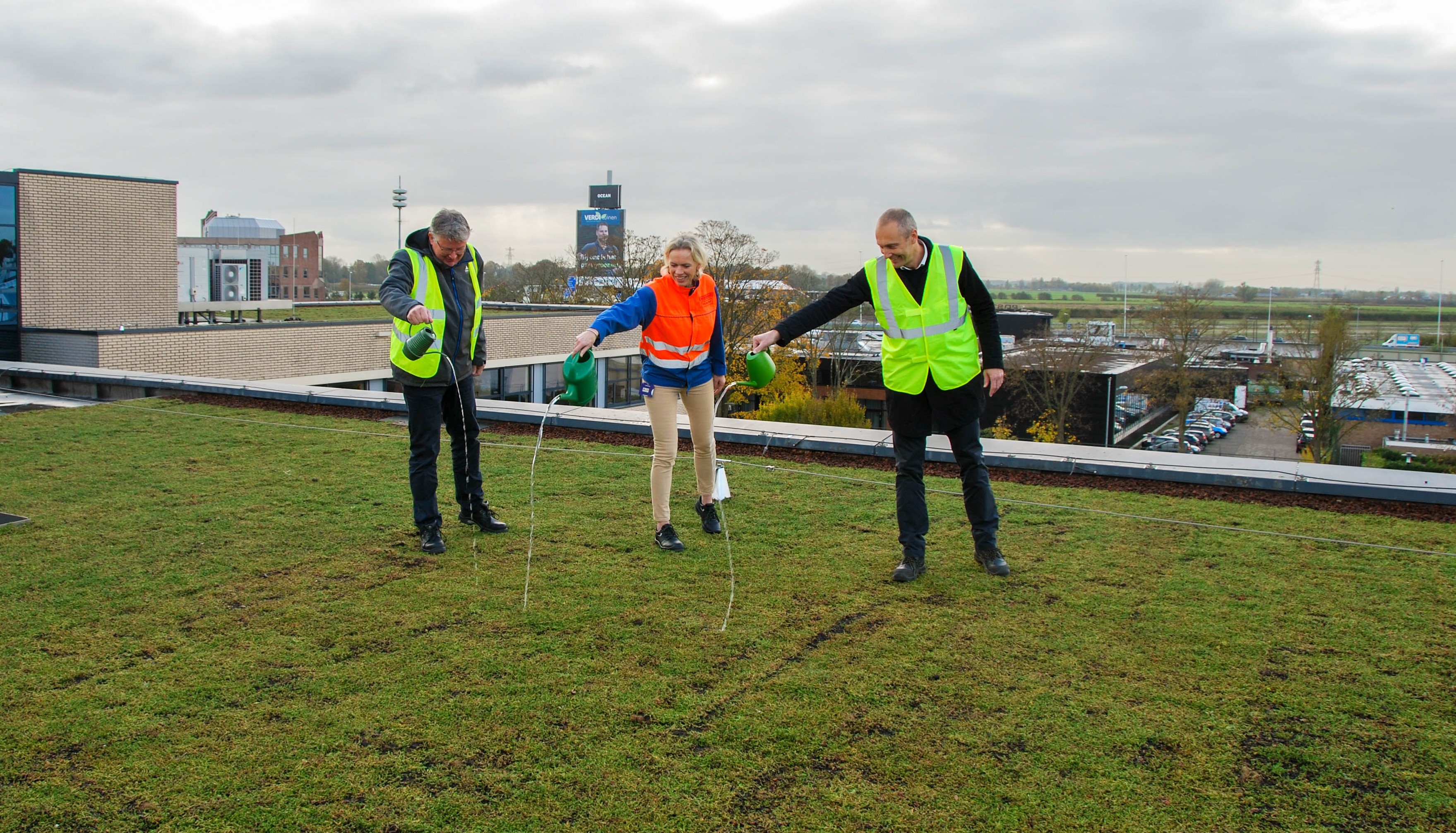 Vrumona's nieuwe Detentiedak werd op 8 november feestelijk geopend. V.l.n.r. Jocko Rensen (wethouder Bunnik), Evelien Sanders - de Boer (General Manager Vrumona), Stephan Beerends (Directeur Sempergreen)