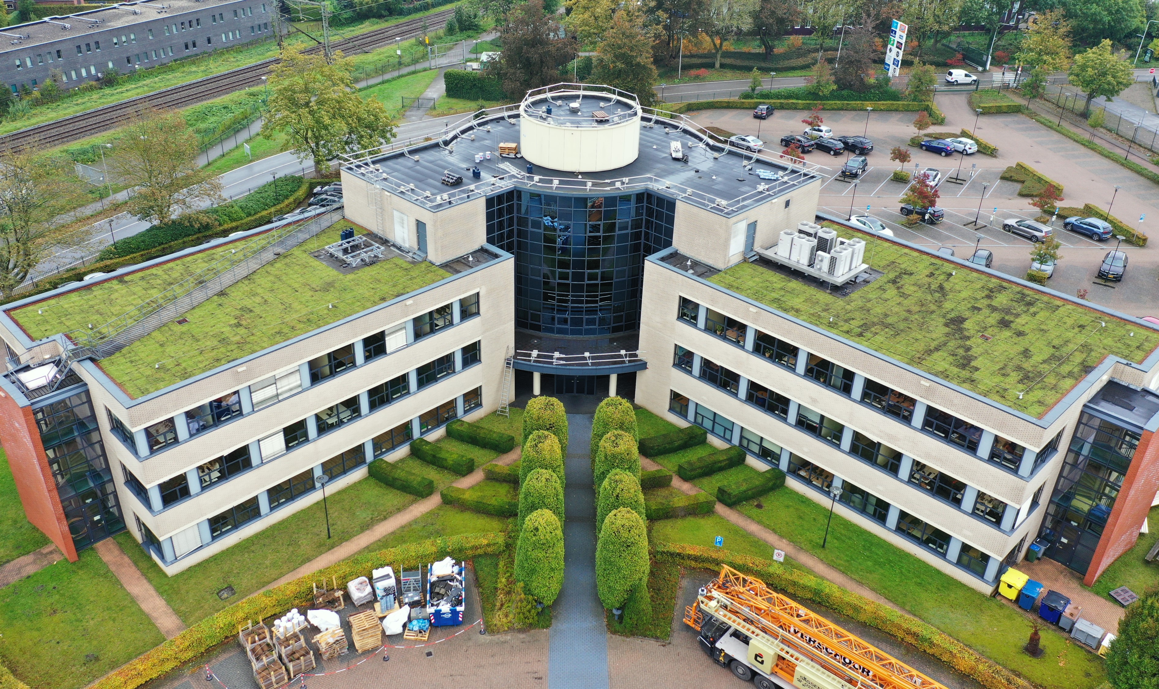 Frisch verlegtes Detentionsdach auf dem Bürogebäude der Firma Vrumona