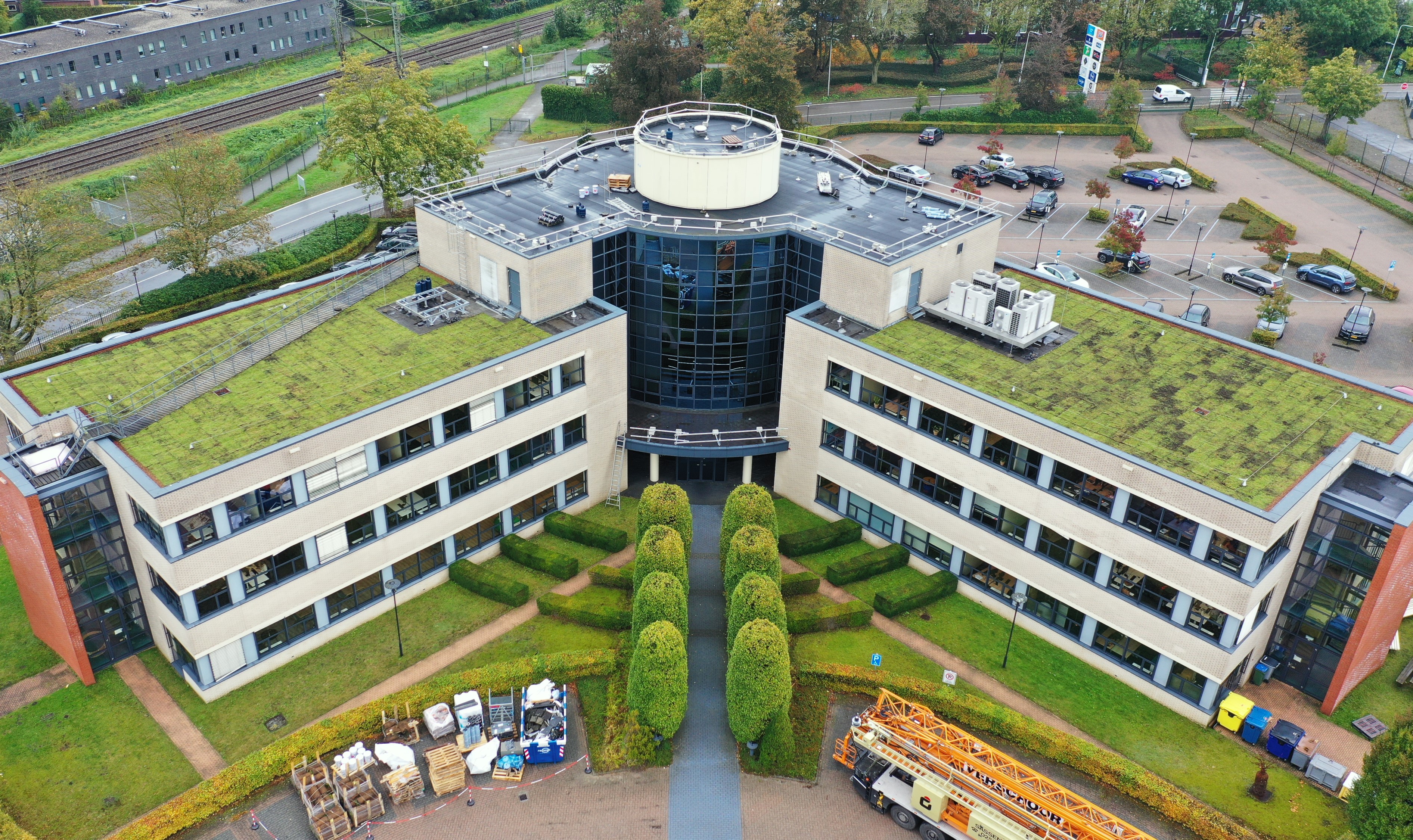 Toit détaché d'un immeuble de bureaux