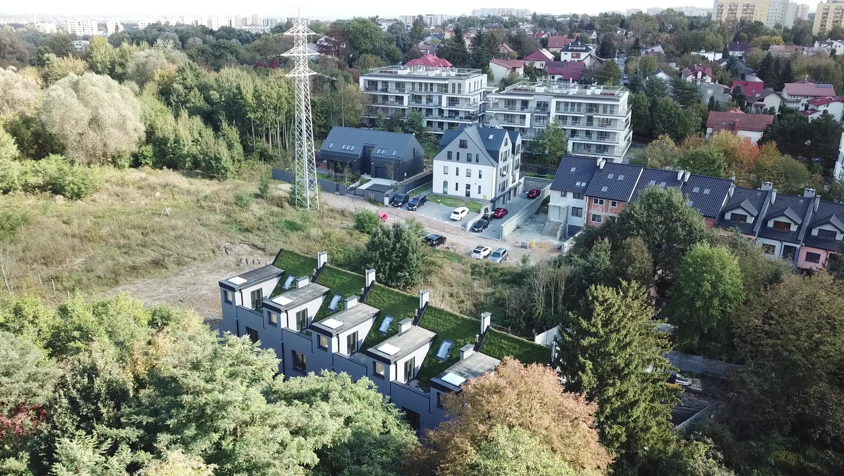 Projekt spadzistego dachu o dużym nachyleniu z rozchodnikiem w Krakowie. 