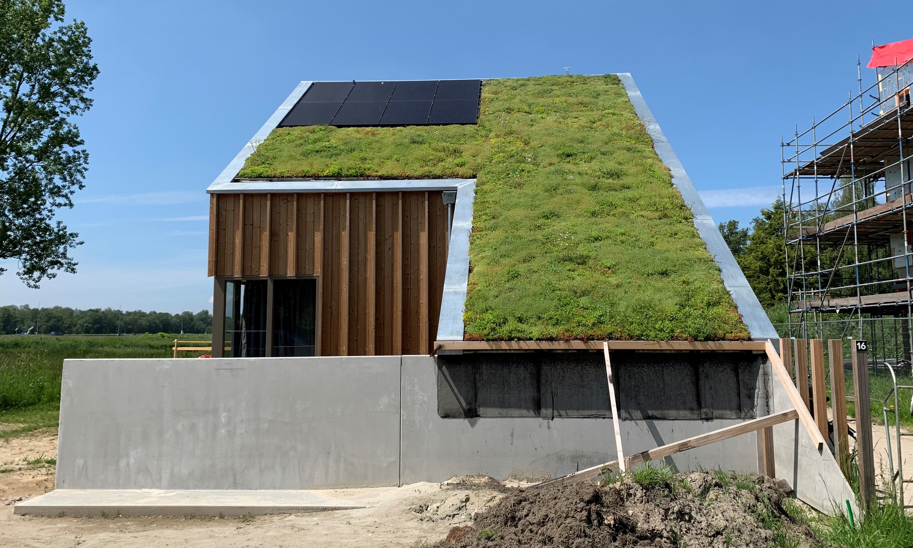 Świetny przykład dachu łączącego panele słoneczne i rośliny rozchodnikowe.