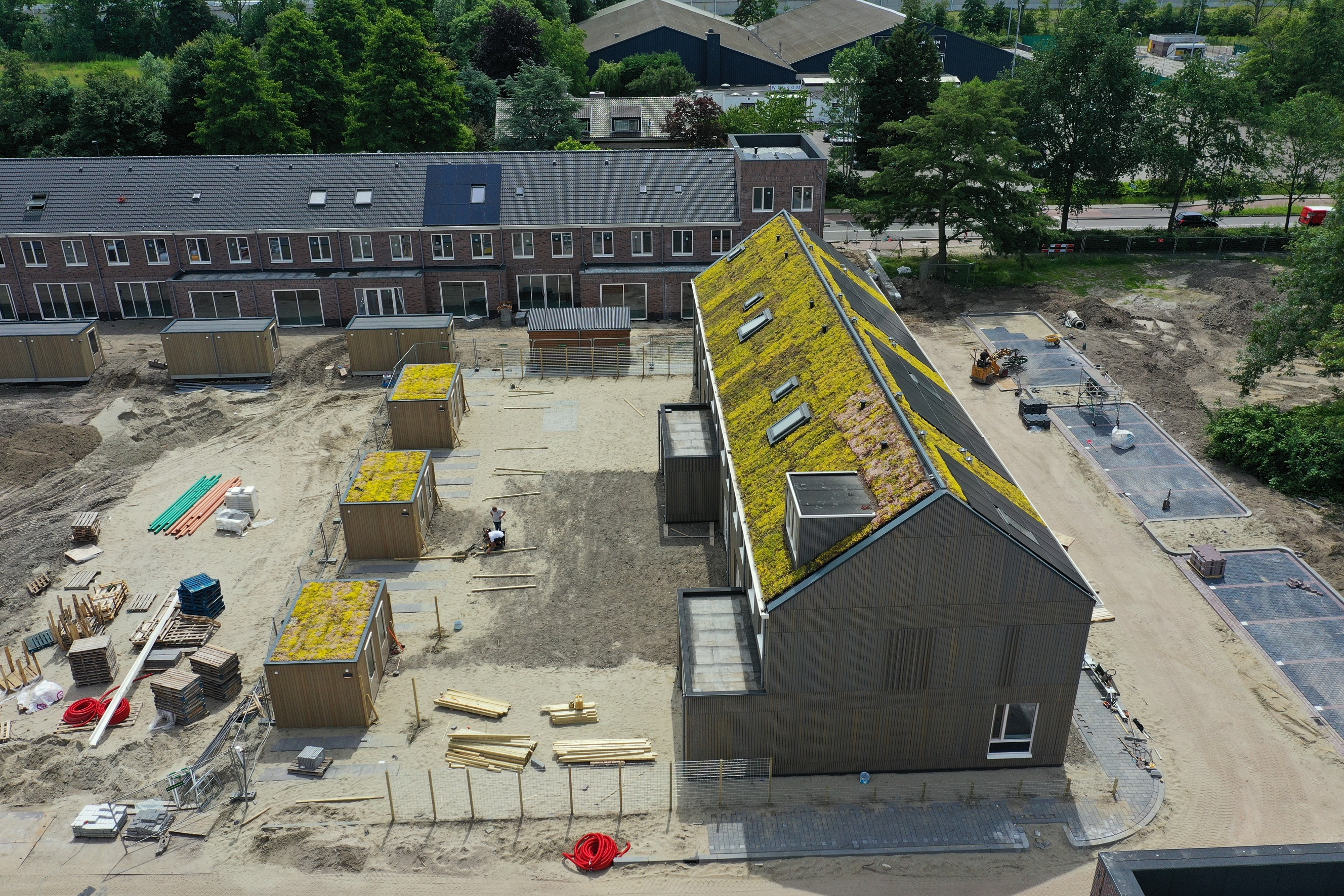 Circulaire woningen in Vlaardingen voorzien van groene daken en zonnepanelen.