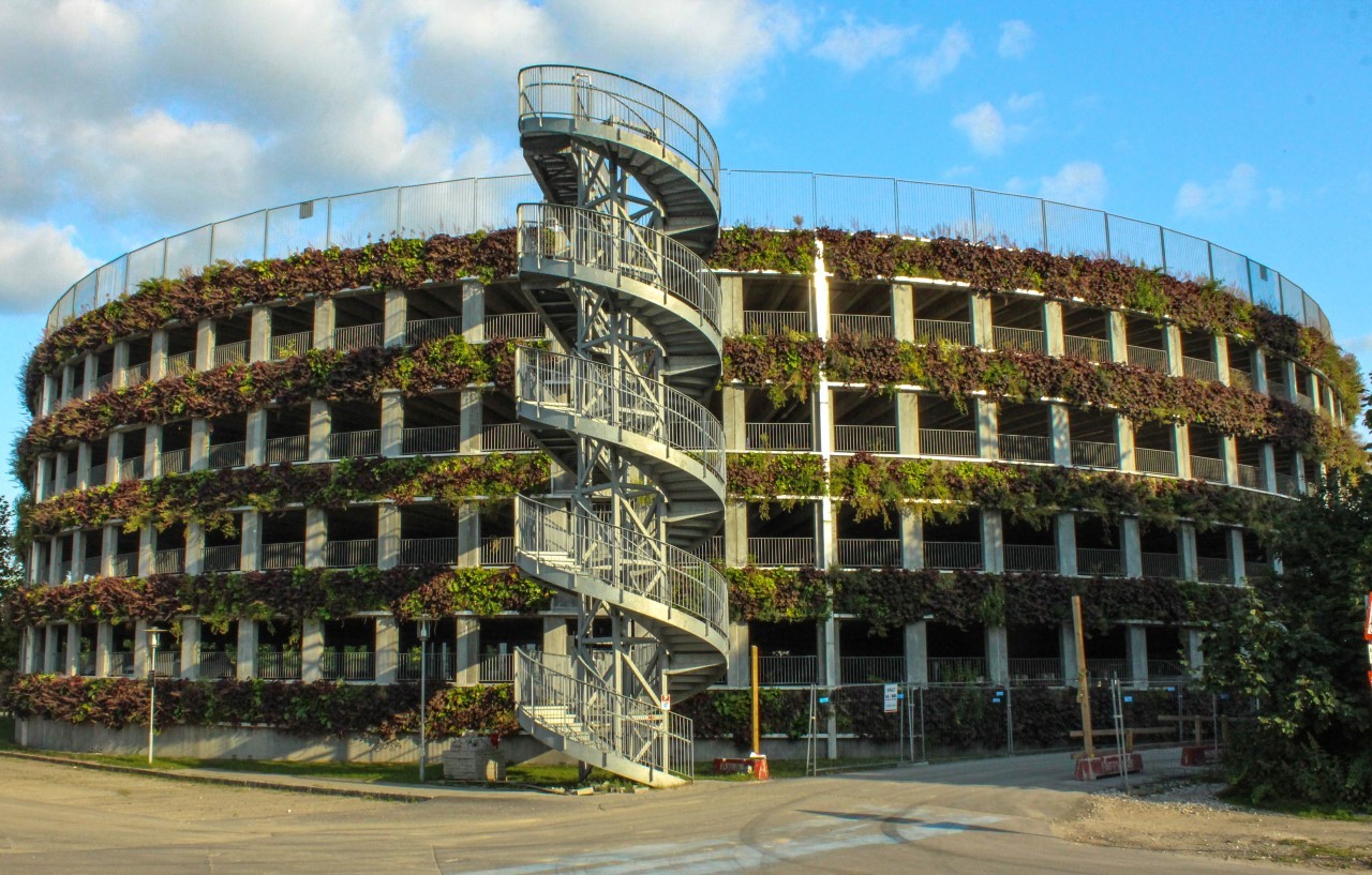 Die Fassade dieses Parkhauses in Dänemark ist vollständig mit schönen Pflanzen bedeckt