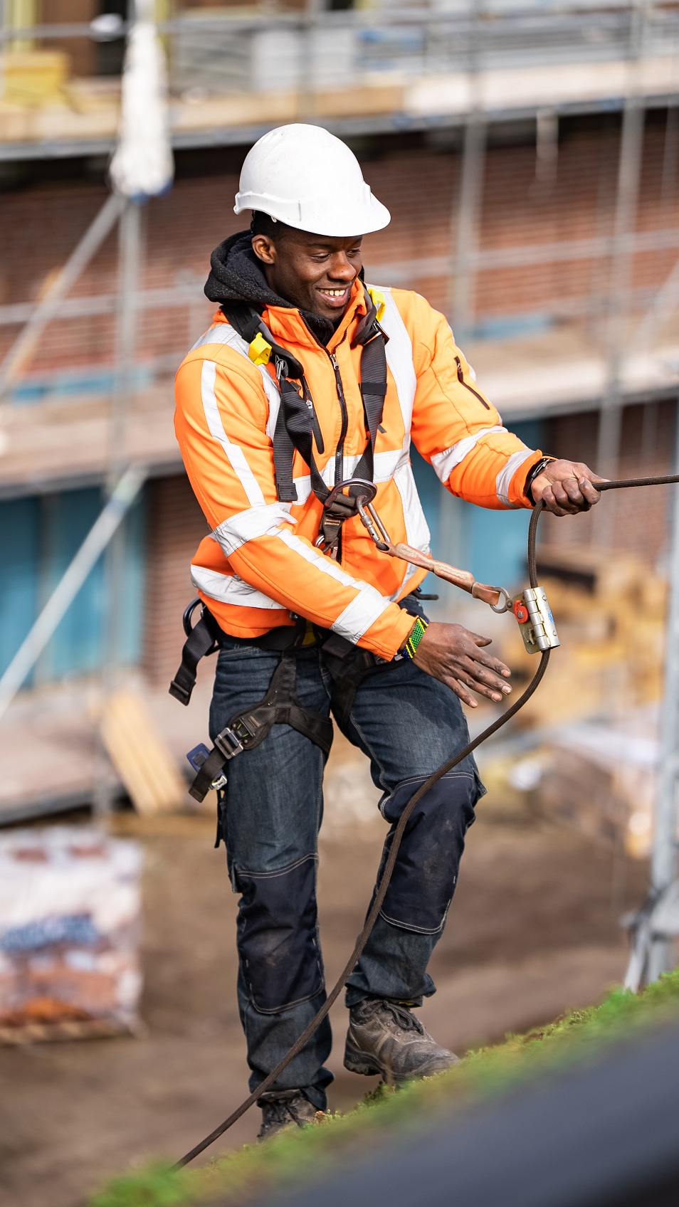 Op het dak wordt veilig gewerkt met Flesst valbeveiliging