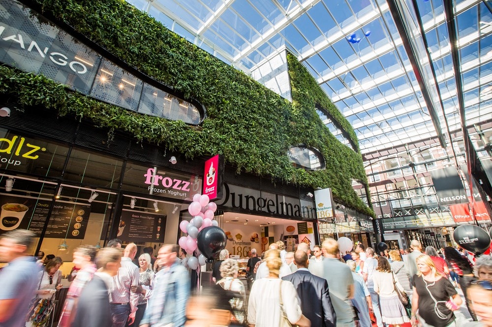 Groene gevel van Sempergreen in Nieuwe Haagse Passage Den Haag