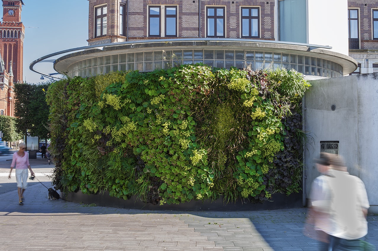 Un jardín vertical en una estructura curvada