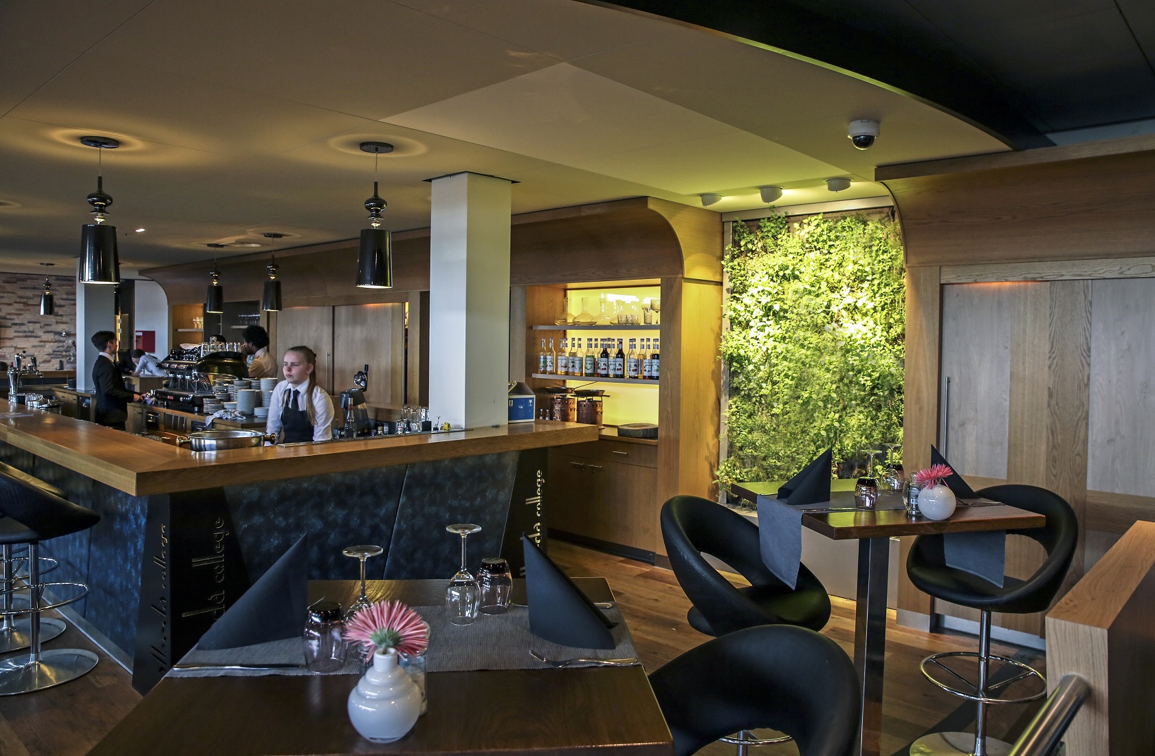 Restaurant VIPZ is vrij toegankelijk en doordeweeks geopend voor lunch en diner
