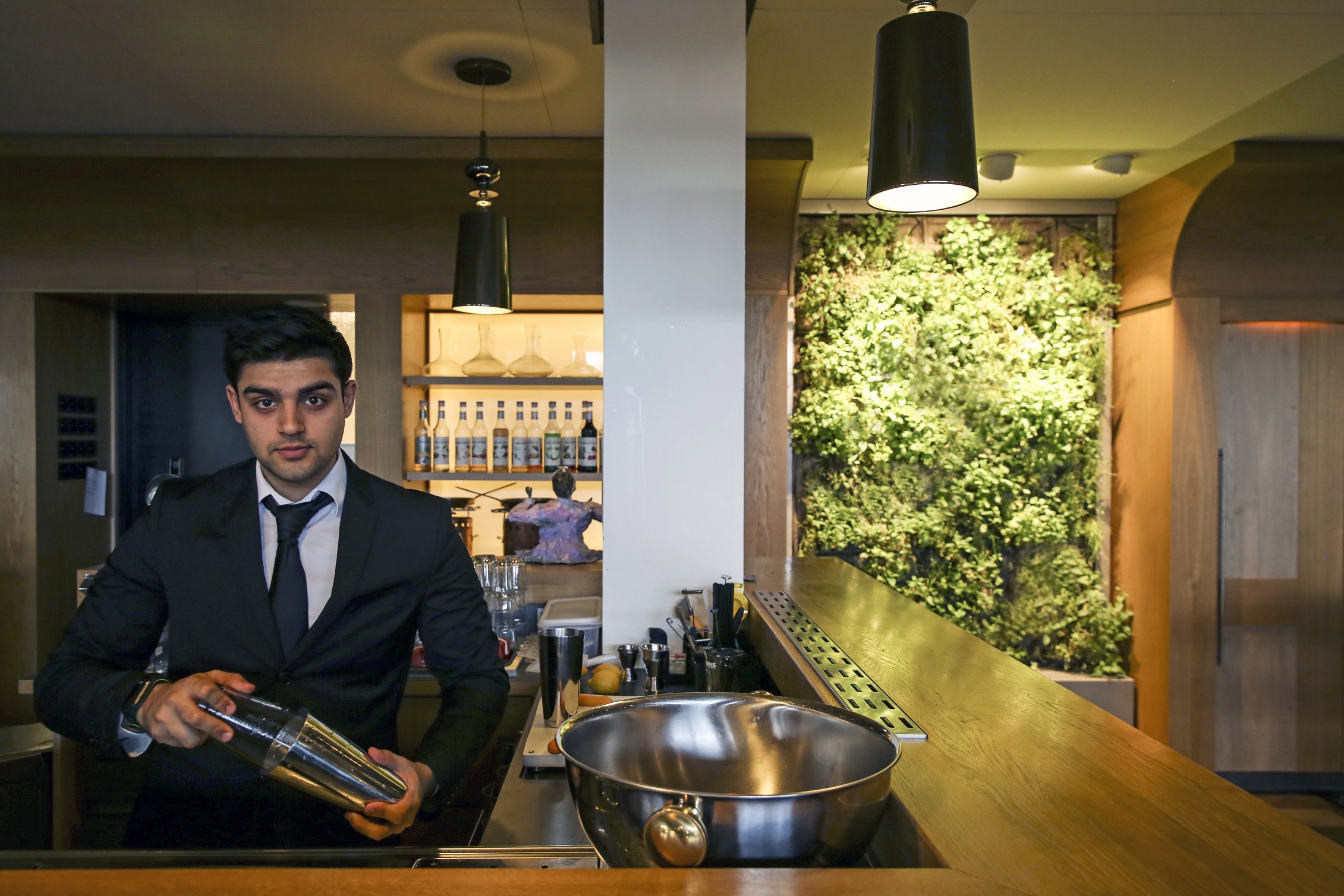 De groene wand maakt de horecastudenten bewust van het groeiproces van diverse kruiden De groene wand maakt de horecastudenten bewust van het groeiproces van diverse kruiden