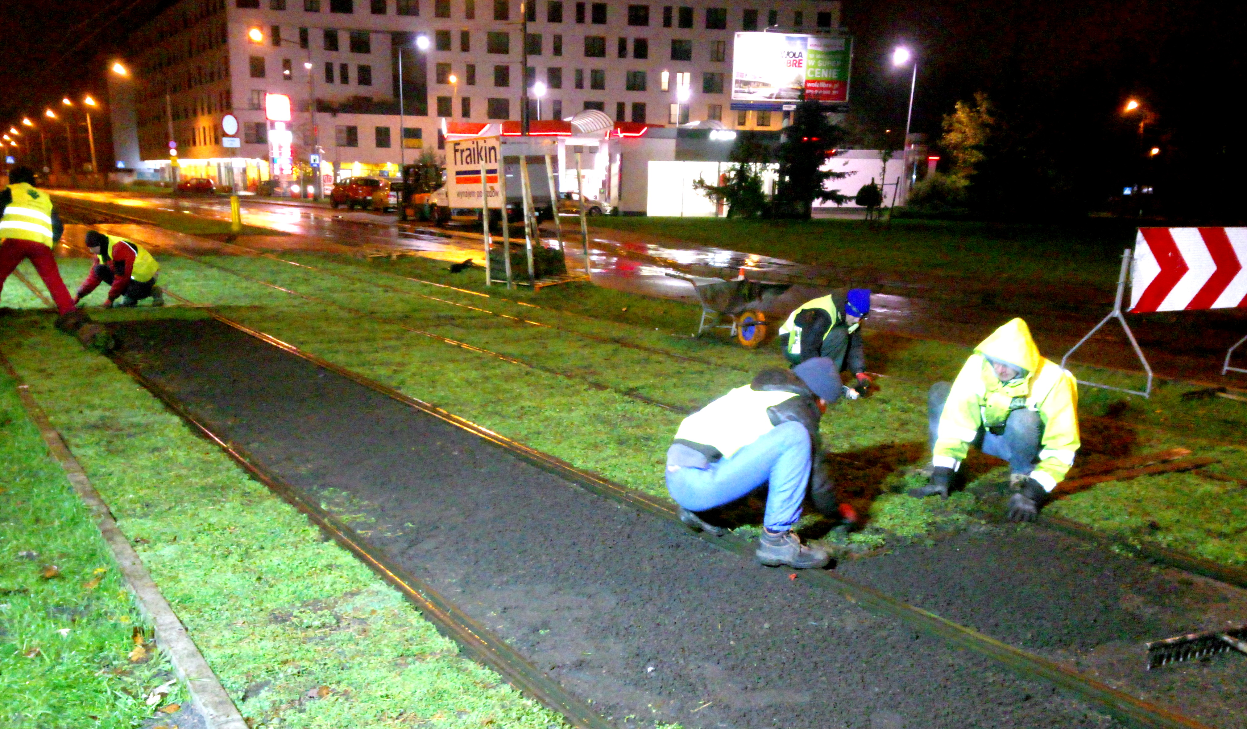 Nightly installation of the Sedum-mix blankets on the tramway track on Obozowa Street in Warsaw