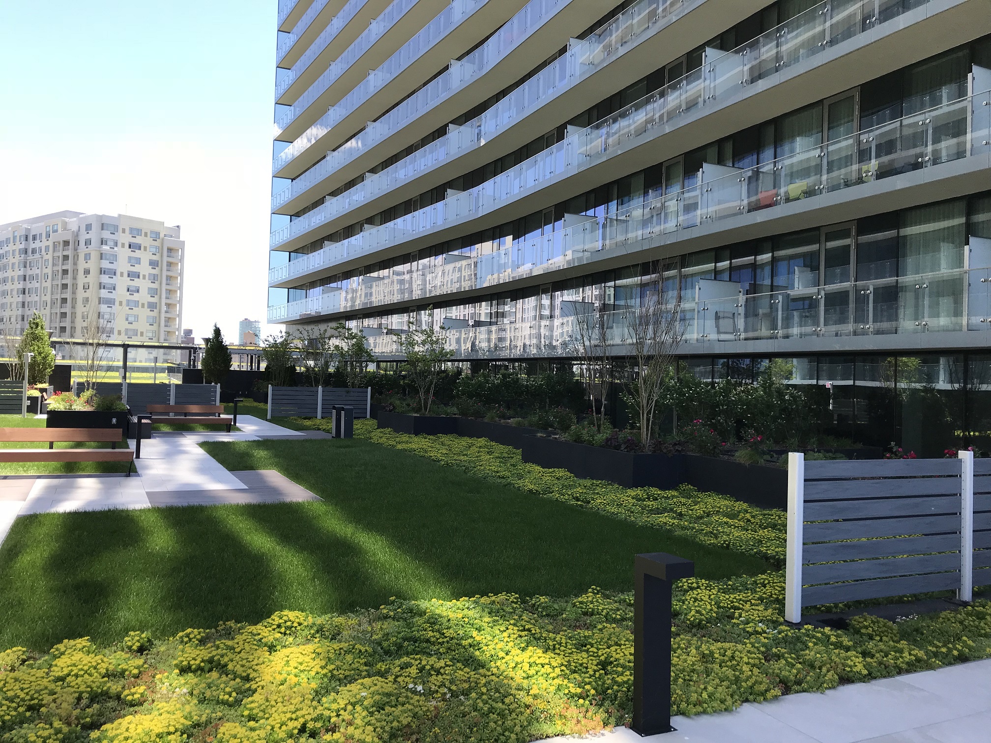 The well-integrated green roof design offers lots of garden space and recreational areas