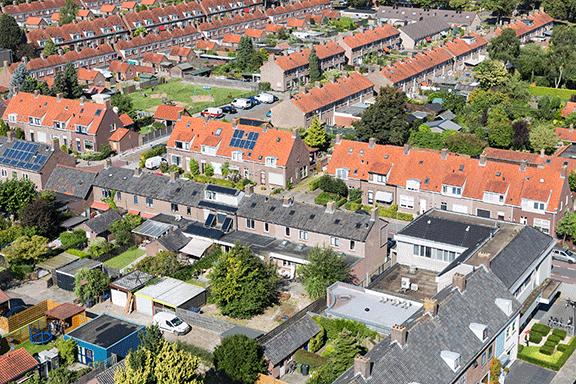 Groene woonwijk met hellende groene daken