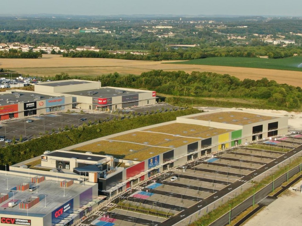 Projectvoorbeeld - lichtgewicht sedumdak op retailpark in Frankrijk