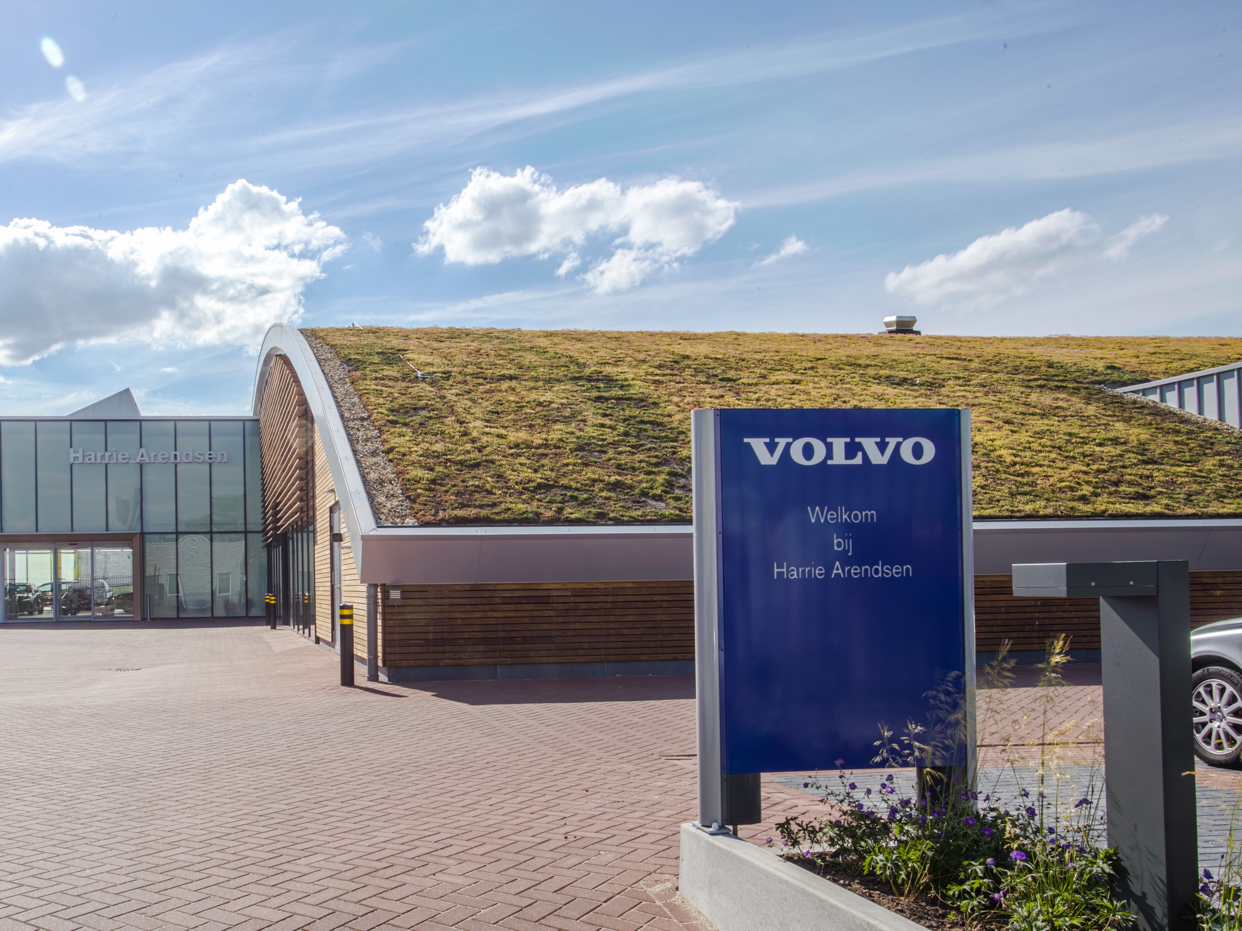 Licht hellend Sedumdak op Volvo dealer Harrie Arendsen Licht hellend Sedumdak op Volvo dealer Harrie Arendsen