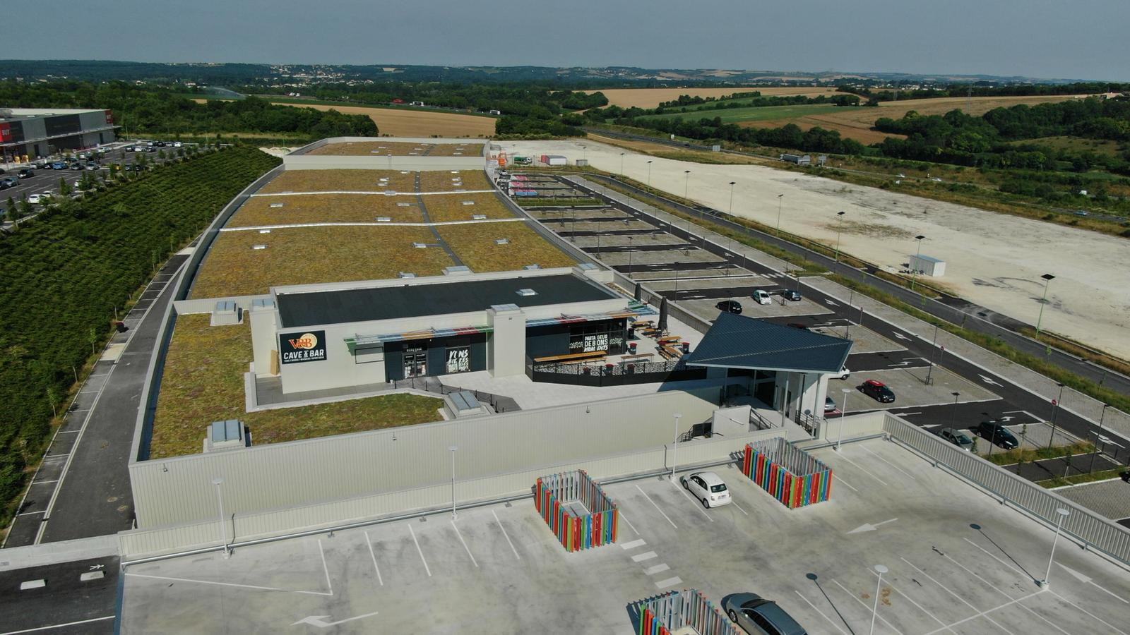 La toiture végétale de cet espace commercial a été réalisée avec le système « Urbanscape » La toiture végétale de cet espace commercial a été réalisée avec le système « Urbanscape »