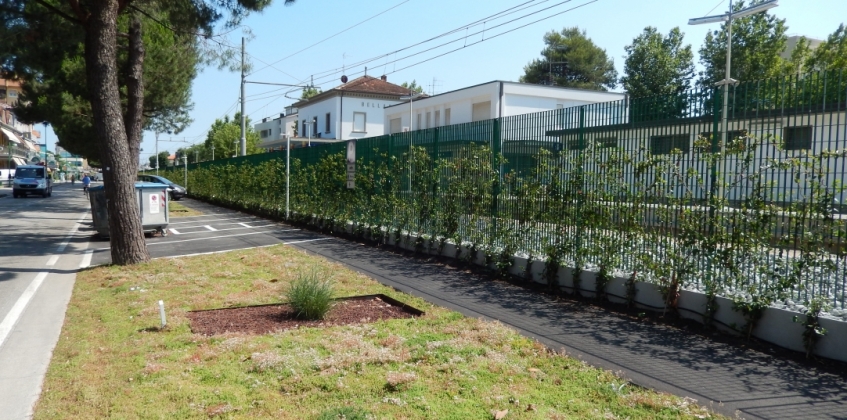 Grünstreifen Bahnhof 3