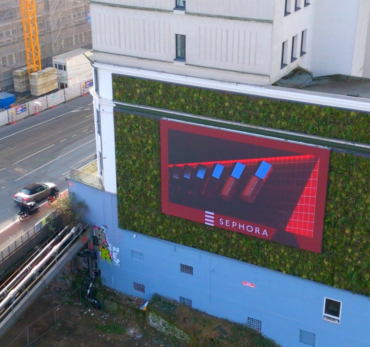 SemperGreenwall: Düsseldorf, Almanya’daki dijital yeşil duvar