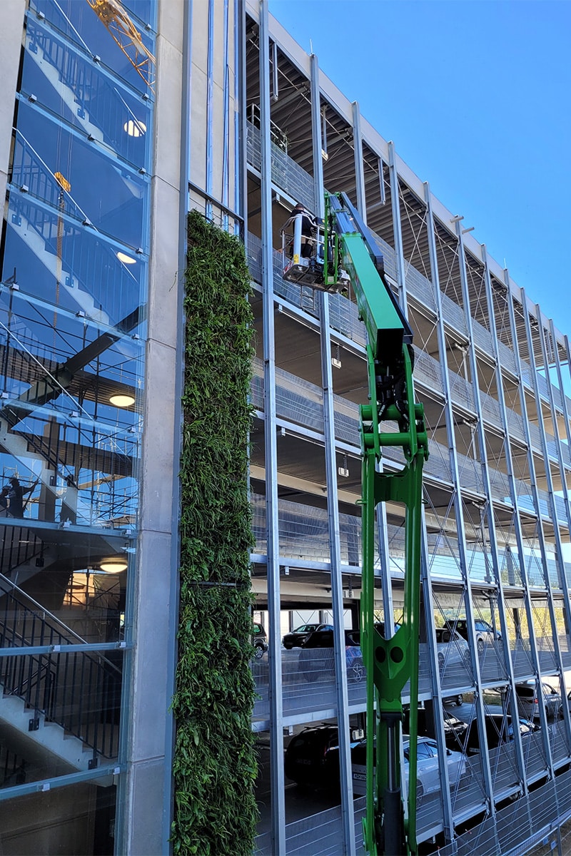 Groene gevel parkeergarage Zwitserland