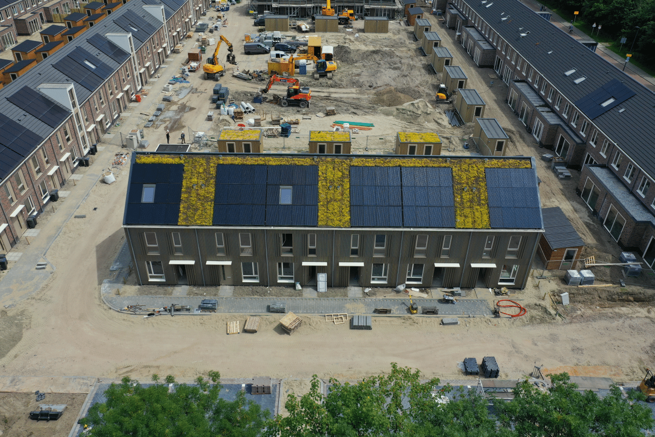 Sempergreen Hellend groendak op seriematige woningbouw