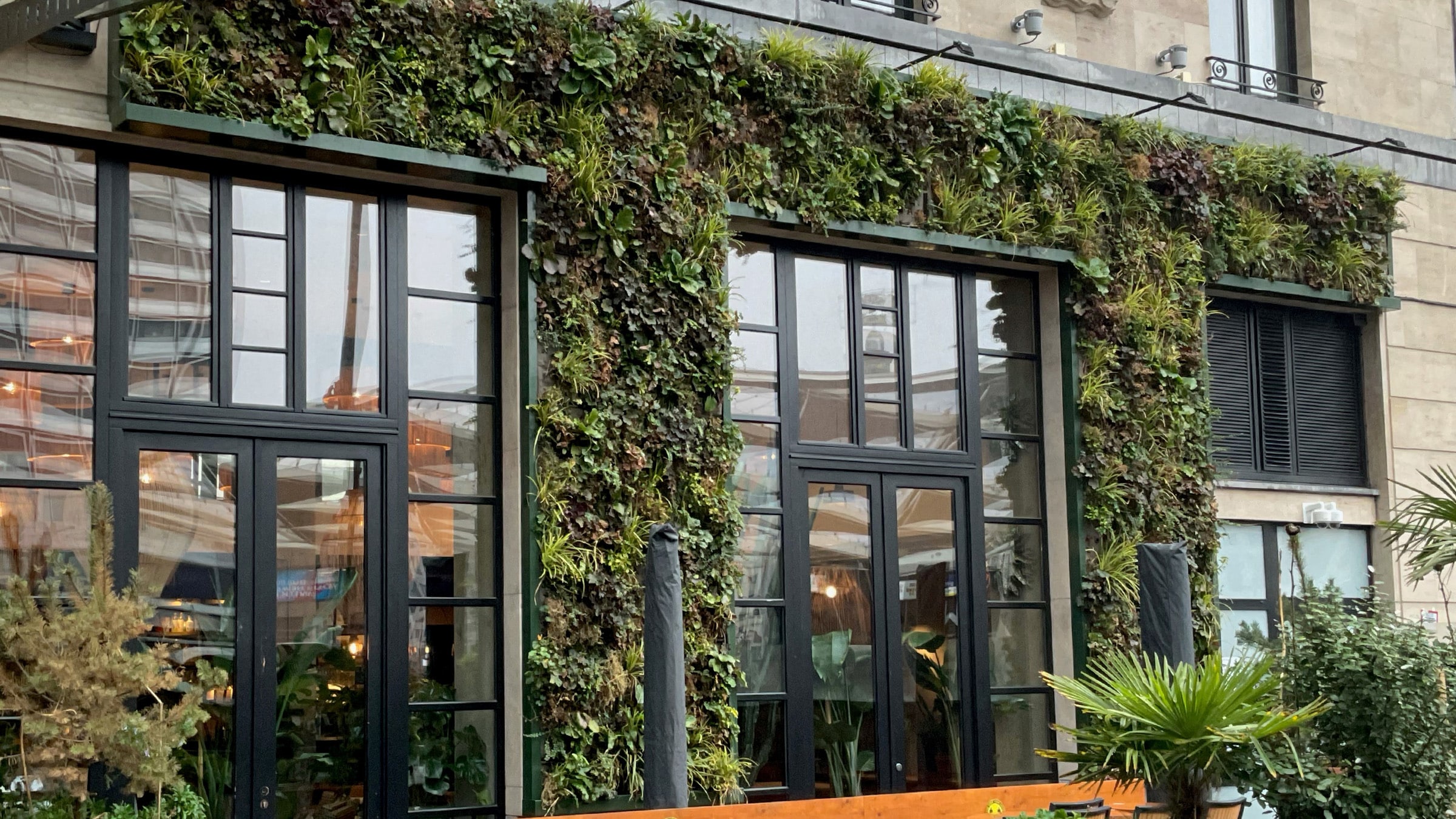 Groene gevel buiten Hotel Indigo Brussel