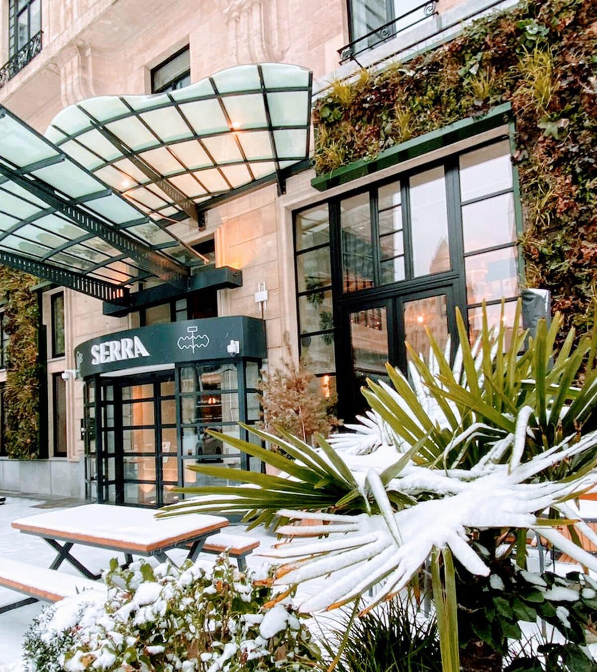 Groene gevel in de sneeuw Brussel Indigo Hotel