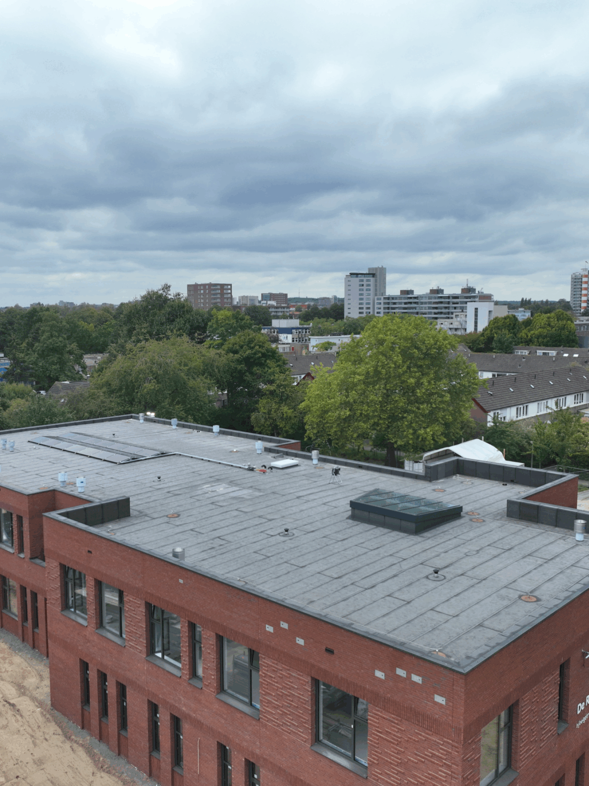 Sempergreen voor groen dak installatie De Regenboog Amersfoort