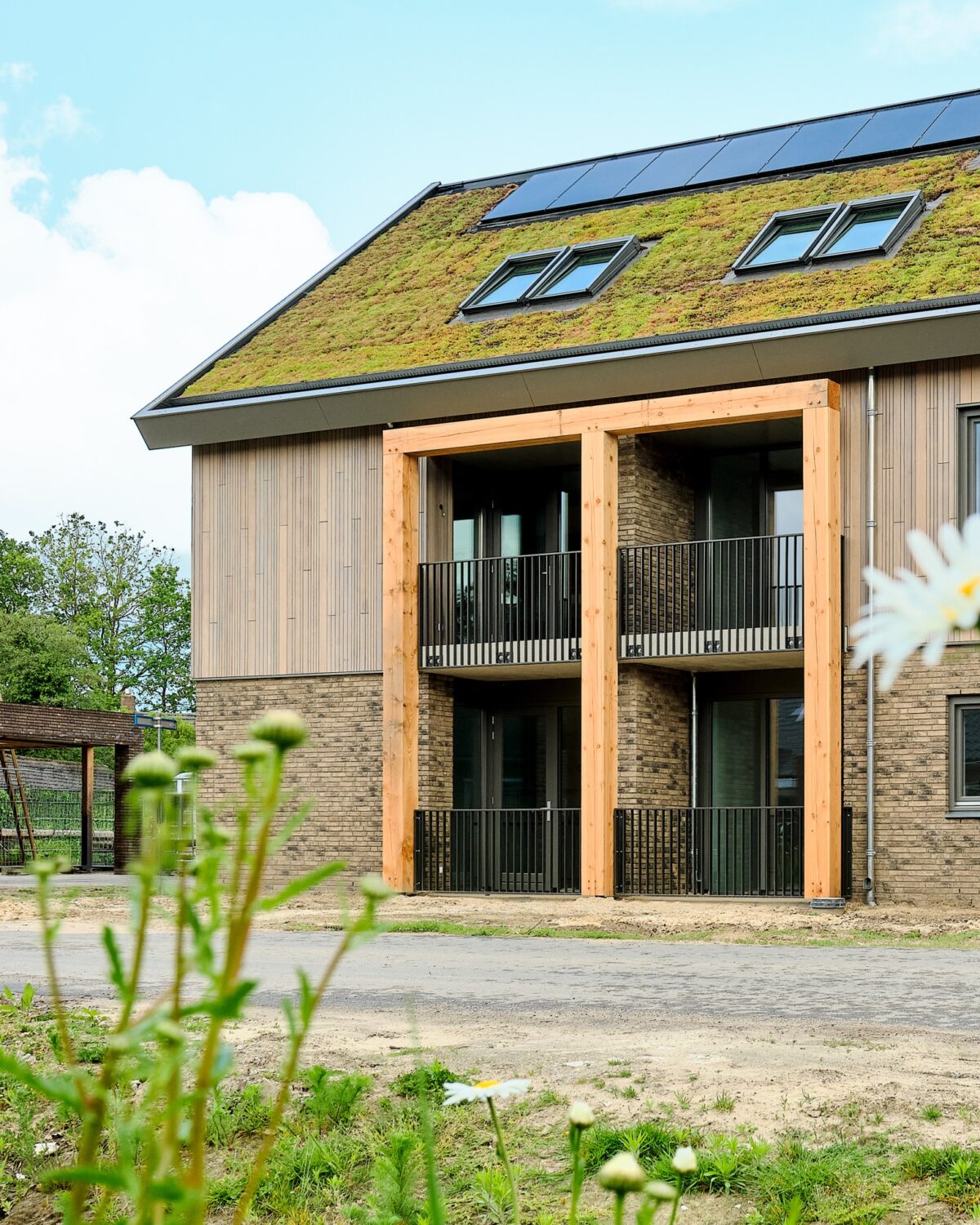 Appartmentengebouw hellend groendak