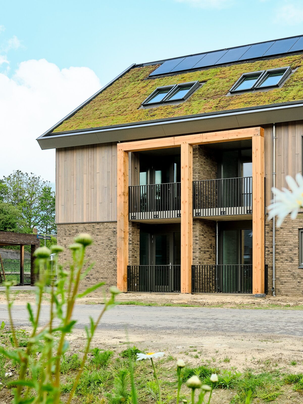 Appartmentengebouw hellend groendak
