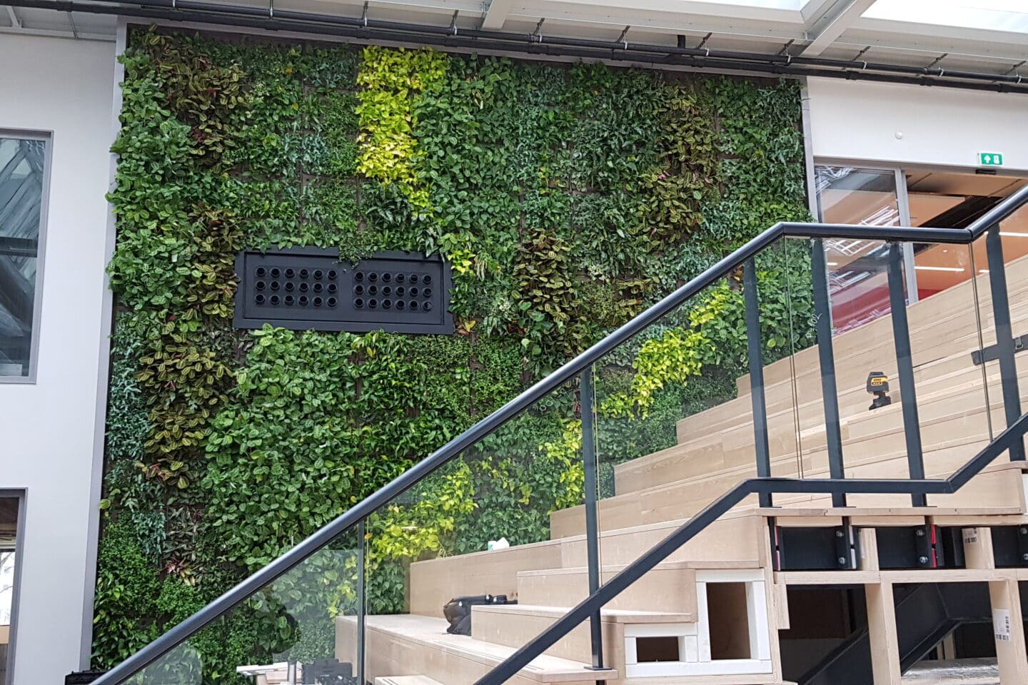 grüne Architektur vertikaler Garten Mecedes Benz