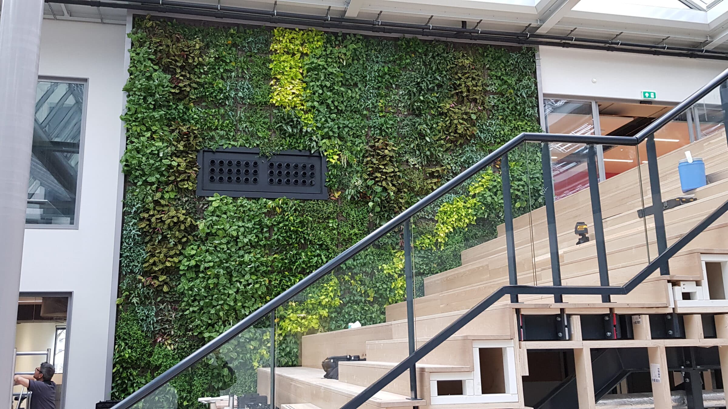 grüne Architektur vertikaler Garten Mecedes Benz